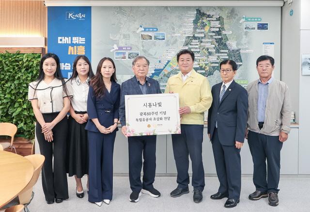 NSP통신-시흥나빛이 독립운동가 16인의 초상화를 독립운동가 후손들에게 전달했다. 사진은 류민아 시흥나빛 대표(왼쪽 세번째), 오태근 광복회 시흥시지회장, 임병택 시흥시장의 기념촬영 모습. (사진 = 시흥시)