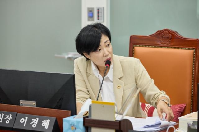 NSP통신-이경혜 의원이 9일 제386회 임시회 기획재정위원회 제1차 회의에서 2025년도 제2회 추가경정예산안을 심사하며 남북교류협력기금의 전략적 운영과 북한이탈주민 지원사업 확대를 강조하고 있다. (사진 = 경기도의회)
