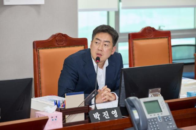 NSP통신-박진영 경기도의원이 9일 제386회 임시회 기획재정위원회 제1차 회의에서 SOC(사회간접자본) 예산 감액 보도와 관련해 우선 집행할 것을 촉구하고 있다. (사진 = 경기도의회)