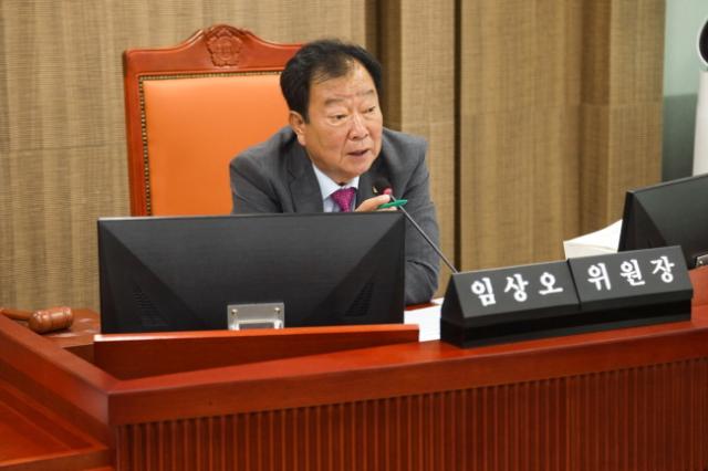 NSP통신-임상오 위원장이 10일 제386회 임시회 제2차 추경 예산안 심사에서 소방재난본부를 대상으로 불용소방차량 개발도상국 지원 사업의 전략적 확대와 체계적 추진을 촉구하고 있다. (사진 = 경기도의회)