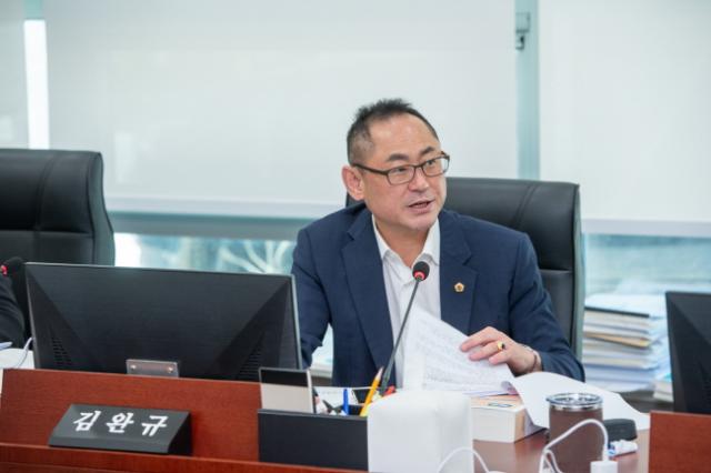 NSP통신-김완규 의원이 11일 열린 제386회 임시회 보건복지위원회 2025년도 제2회 추가경정예산안 심의에서 복지국을 상대로 소비쿠폰 사업 추진 과정의 절차적 하자와 특정업체 독점 구조 문제를 지적하고 있다. (사진 = 경기도의회)