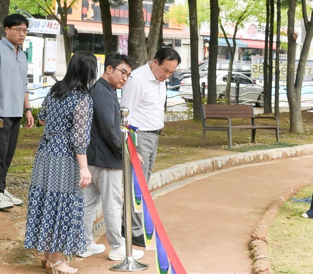 NSP통신-이권재 오산시장(오른쪽 첫번째)과 관계자들이 맨발길을 점검하는 모습. (사진 = 오산시)