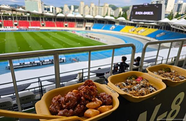 NSP통신-성남FC 홈경기 때 푸드트럭에서 다회용기에 담아 판매한 음식물. (사진 = 성남시)