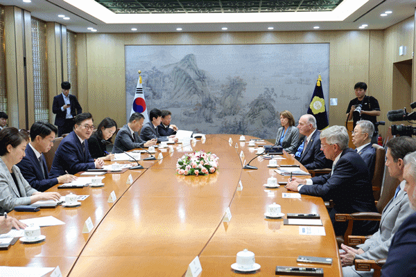 NSP통신-우원식 국회의장이 미국 전직 연방하원의원 방한단을 접견하고 있다. (사진 = 국회의장 공보수석실)