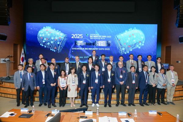NSP통신-11일 포스코 국제관에서 열린 2025 경북 바이오산업 엑스포 개최 기념사진. (사진 = 포항시)