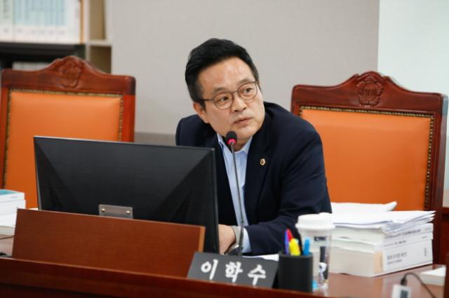 NSP통신-이학수 의원이 10일 열린 2025년도 제2회 경기도 추가경정예산안 상임위 심의에서 경기도가 추진 중인 안중근 의사 유묵 매입 예산에 대해 검토가 필요하다고 지적하고 있다. (사진 = 경기도의회)