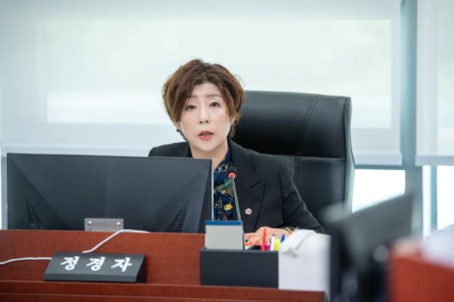 NSP통신-정경자 의원이 10일 열린 경기도의회 제386회 임시회 보건복지위원회 제1차 회의에서 경기도에서 광역 차원에서 운영하는 장기요양요원지원센터의 운영 한계를 지적하고 있다. (사진 = 경기도의회)