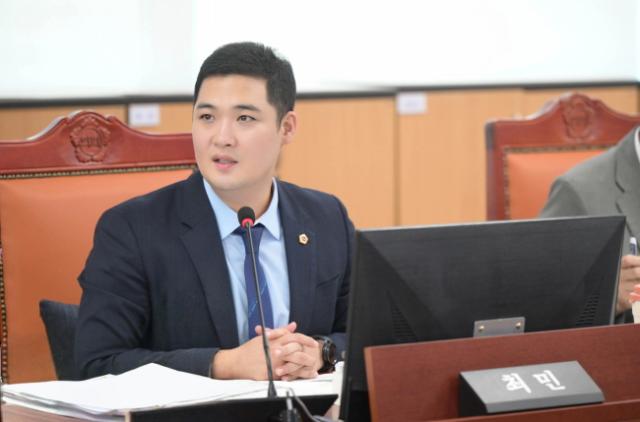NSP통신-최민 의원이 10일 경기도의회 여성가족평생교육국 상임위 회의실에서 광역대표도서관으로서의 역할 정립과 철저한 개관 준비를 당부하고 있다. (사진 = 경기도의회)