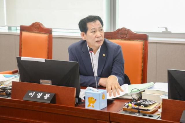 NSP통신-이영봉 의원이 10일 열린 제386회 임시회 안전행정위원회 제2차 추경안 심사에서 북부특수대응단 파주 이전 부지 매입비 산정 과정의 문제점을 지적하고 있다. (사진 = 경기도의회)