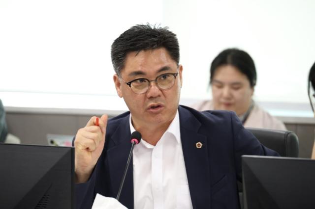 NSP통신-정하용 의원이 경제노동위원회의 동의안 및 제2회 추가경정예산안 심의에서 주요 사업 추진과 관련 정책적 문제점을 지적하고 있다. (사진 = 경기도의회)
