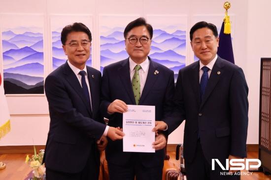 NSP통신-김태균 전남도의장(좌), 우원식 국회의장(중앙), 강문성 기획행정위원장(우) 당면 현안 및 제도 개선 건의서 전달 (사진 = 전남도의회)
