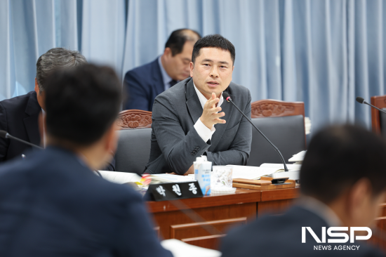 NSP통신-임형석 전남도의원이 전남도의회 교육위원회 회의에서 전남도교육청의 업무를 보고 받고 황성환 부교육감에게 질의 (사진 = 전남도의회)
