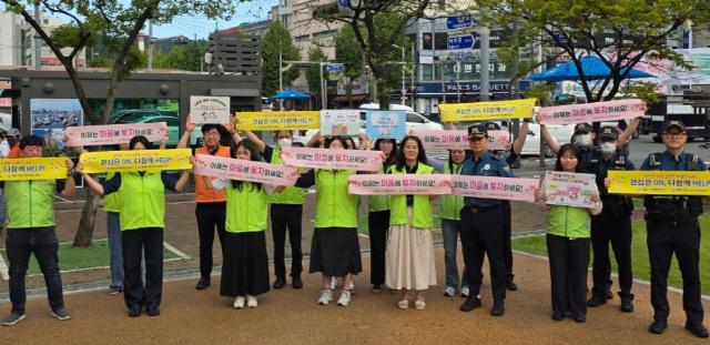 NSP통신-목포시 생명존중 확산 문화 출근길 거리 캠페인 (사진 = 목포시)