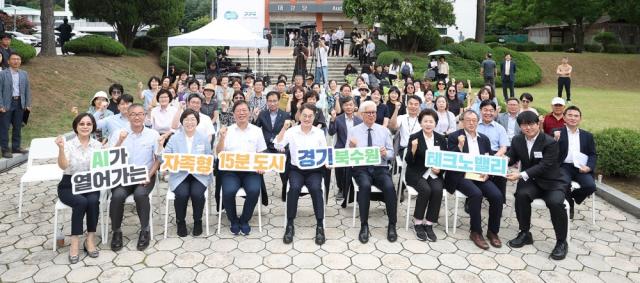 NSP통신-12일 경기도인재개발원에서 김동연 경기도지사는 민생경제 현장투어로 북수원 테크노밸리 마스터플랜 현장 설명회를 개최하고 있다. (사진 = 경기도)