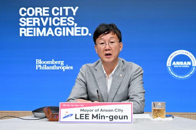 NSP통신-11일 이민근 안산시장이 미국 블룸버그재단이 주관한 2025 글로벌 시장(Mayors) 챌린지 국제 웹세미나(영상회의)에 참석하고 있다. (사진 = 안산시)