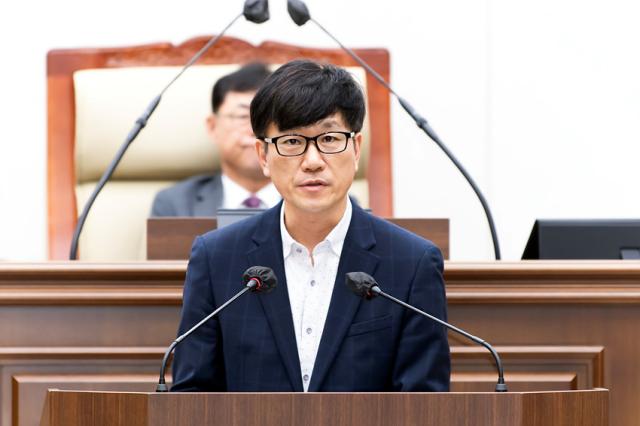 NSP통신-한종우 김포시의원이 계양-강화 고속도로 김포한강2 콤팩트시티 고속도록 지상화에 대한 5분 자유 발언을 하고 있는 모습. (사진 = 김포시의회)