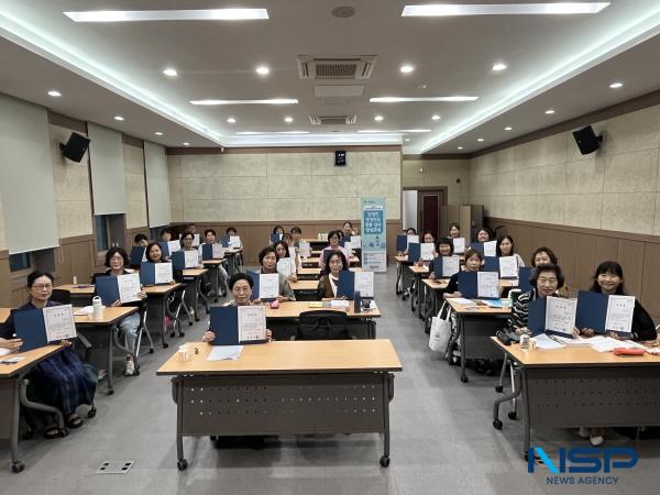 NSP통신-경산시는 지난 11일 수강생과 관계자 등 40여 명이 참석한 가운데 2025년 장애인 평생학습 전문강사 양성과정 수료식을 가진 뒤 교육생에게 수료증을 전달했다. (사진 = 경산시)