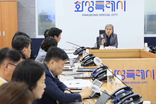 NSP통신-11일 정구원 화성시 제1부시장(오른쪽)이 중대재해예방 안전점검 대책회의에서 발언을 하는 모습. (사진 = 화성시)