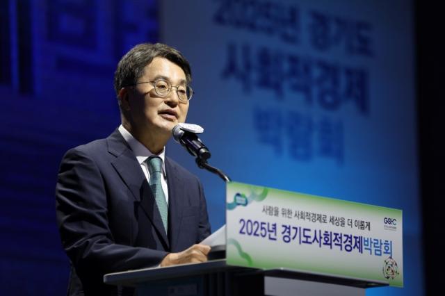 NSP통신-수원컨벤션센터에서 열린 2025년 경기도사회적경제박람회 개막식에서 김동연 경기도지사가 개회사를 하고 있다. (사진 = 경기도)