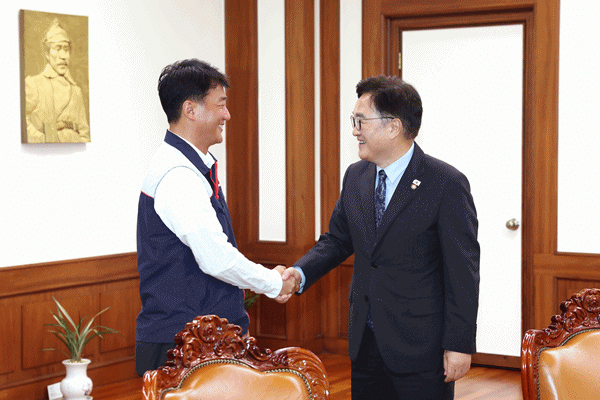 NSP통신-우원식 국회의장(우)아 양경수 민주노총 위원장(좌)을 맞이하고 있다. (사진 = 국회의장 공보수석실)