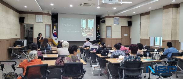NSP통신-경산시는 가정위탁사업의 성공적인 추진을 위해 12일 시청 별관 회의실에서 가정위탁아동을 양육하는 경산시 위탁부모 29명을 대상으로 일반위탁부모 보수교육을 실시했다. (사진 = 경산시)
