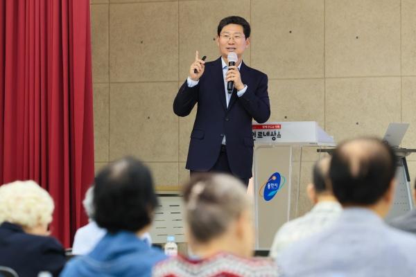 NSP통신-이상일 용인특례시장이 한국의 초고가 작품과 화가스토리 주제로 특강을 했다. (사진 = 용인특례시)