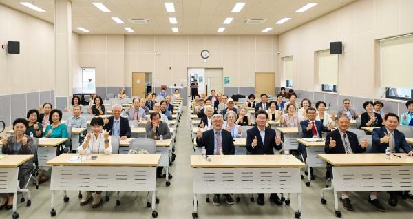NSP통신-이상일 용인시장의 한국의 초고가 작품과 화가스토리 주제 특강 모습. (사진 = 용인특례시)
