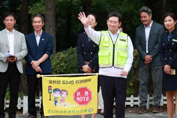 NSP통신-이상일 용인특례시장이 12일 수지구 현암초등학교에서 교통지도 봉사에 참여했다. (사진 = 용인특례시)