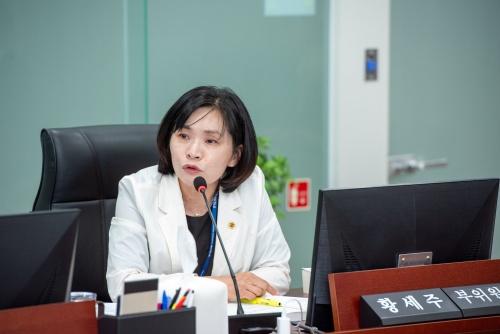 NSP통신-사회서비스원 경로당 지원사업 지연 해명에 쓴소리하는 황세주 경기도의원. (사진 = 경기도의회)