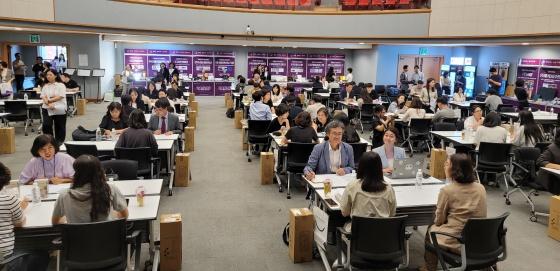 NSP통신-안산문화예술의전당 국제회의장에서 한국여성경제인협회 경기지회와 함께 26개 기관과 47개 여성기업이 맞춤형 구매상담을 진행하고 있다. (사진 = 안산시)