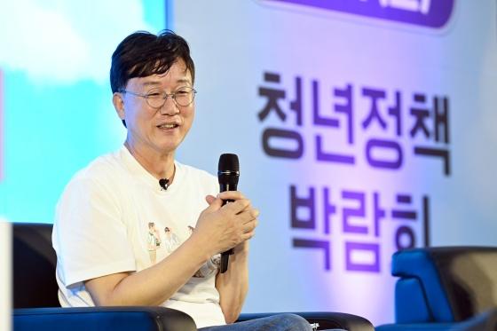 NSP통신-6월 21일 이민근 안산시장이 상록수체육관에서 개최된 청년정책박람회 토크콘서트에서 청년들과 소통하고 있다. (사진 = 안산시)