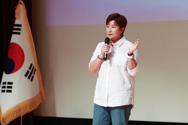 NSP통신-용인특례시 2025년 양성평등주간 기념행사에서 특강을 진행한 박세리 전 대한민국 여자골프 국가대표팀 감독. (사진 = 용인특례시)