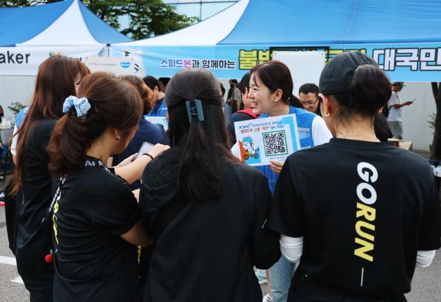 NSP통신-경륜경정총괄본부 임직원들이 14일 KTX 광명역 마라톤 대회에서 불법도박 예방 캠페인을 하고 있다. (사진 = 국민체육진흥공단)