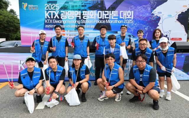 NSP통신-경륜경정총괄본부 임직원들이 불법도박 예방 캠페인과 함께 쓰레기를 주으며 마라톤을 하는 플로깅 행사 후 기념촬영을 하고 있다. (사진 = 국민체육진흥공단)