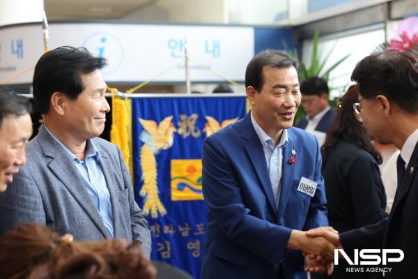 NSP통신-이광일 전라남도의회 부의장이 출판기념회 참석자들을 맞이하고 있다. (사진 = 전남도의회)