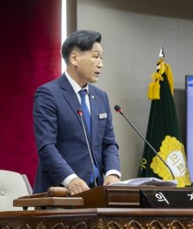 NSP통신-▲박성호 의장이 9일간 열린 제313회 임시회의 산회를 지난 12일 제4차 본회의에서 선포하고 있다. (사진 = 강서구의회)