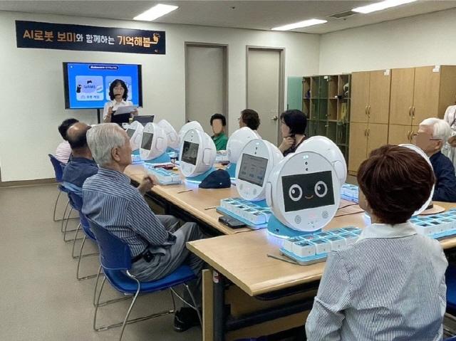 NSP통신-용인특례시가 AI 로봇 보미를 활용해 도입한 인지강화훈련 프로그램 모습. (사진 = 용인특례시)