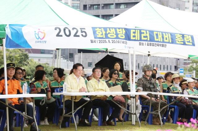 NSP통신-2025년 안양시 을지훈련 중 8월 20일 실시한 김중업건축박물관 화생방 테러 훈련 모습. (사진 = 안양시)