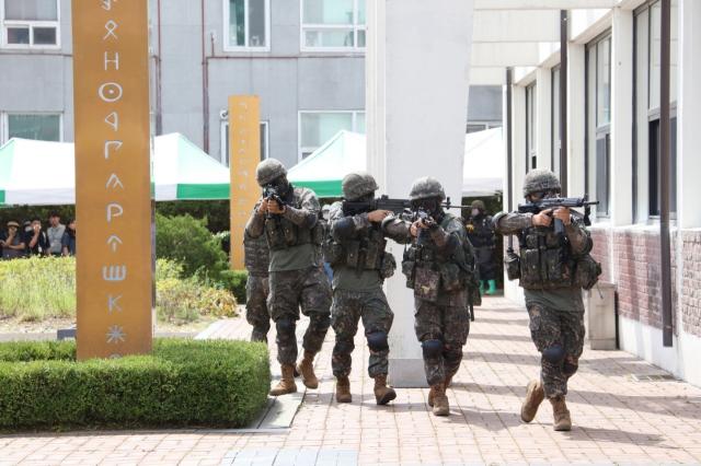 NSP통신-2025년 안양시 을지훈련 중 8월 20일 실시한 김중업건축박물관 화생방 테러 훈련 모습. (사진 = 안양시)