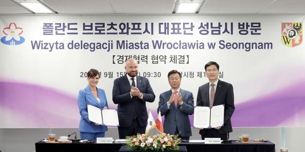 NSP통신-성남시와 폴란드 브로츠와프시 간 국제 우호 도시 경제협력 협약 체결 기념촬영 모습. 사진 왼쪽부터 마그달레나 오쿨롭스카 폴란드 브로츠와프 광역개발청 사장, 야첵 수트릭 브로츠와프 시장, 신상진 성남시장, 이의준 성남산업진흥원장. (사진 = 성남시)