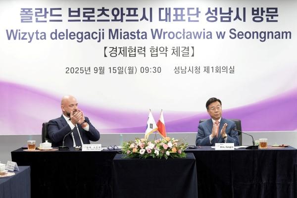 NSP통신-협약식에서의 신상진 성남시장(오른쪽)과 야첵 수트릭 폴란드 브로츠와프 시장 모습. (사진 = 성남시)