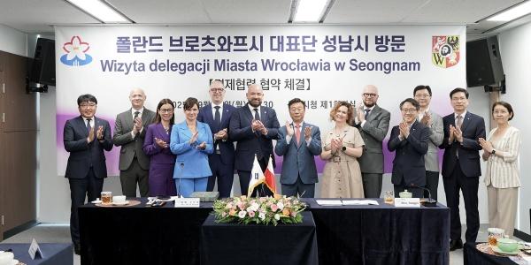 NSP통신-신상진 성남시장이 폴란드 브로츠와프시 대표단과 국제 우호 도시 간 경제협력 협약 후 기념촬영을 하고 있다. (사진 = 성남시)