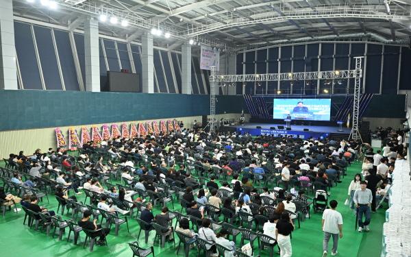 NSP통신-김천시는 지난 13일 김천종합스포츠타운 내 배드민턴경기장에서 2025 근로자 한마음 갖기 대회를 개최했다. (사진 = 김천시)