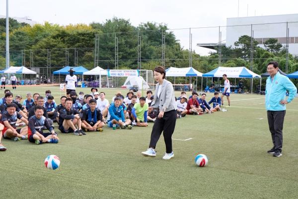 NSP통신-2025년 용인특례시의회 의장배 족구대회에서 유진선 의장과 이상일 시장이 행사에 참여하고 있다. (사진 = 용인특례시의회)
