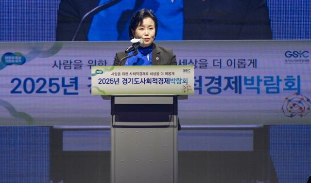 NSP통신-12일 수원컨벤션센터에서 열린 2025 경기도사회적경제박람회 개막식에서 정윤경 경기도의회 부의장이 축사를 하고 있다. (사진 = 경기도의회)