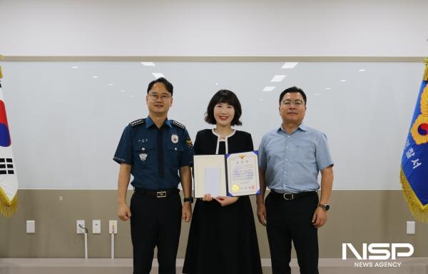 NSP통신-순천경찰서는 15일 경찰서 봉화마루에서 순천농협 해룡지점 유보람 직원과 배문선 지점장에게 감사장과 신고포상금을 전달했다. (사진 = 순천경찰)