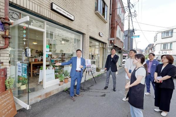 NSP통신-신상진 성남시장이 15일 중원구 성남동 도담길 내 청년 창업 점포를 둘러보고 있다. (사진 = 성남시)