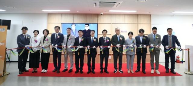 NSP통신-15일 김동연 경기도지사가 통일플러스센터 개관식을 개최했다. 사진은 김동연 경기도지사, 정동영 통일부장관 등 내빈들이 테이프 커팅을 하는 모습. (사진 = 경기도)