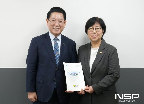 NSP통신-김영록 전라남도지사가 15일 오전 정부서울청사에서 정은경 보건복지부 장관과 면담을 갖고 전남 국립의대 설립 등 전남도 핵심 사업 해결을 위한 건의 및 협조를 요청하고 있다. (사진 = 전남도)