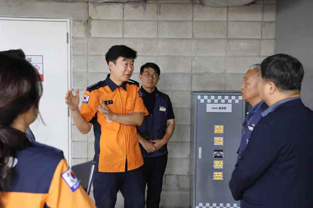 NSP통신-유해공 소방서장이 이마트 트레이더스 김포점을 방문해 현장 안전지도를 진행한 모습. (사진 = 김포소방서)